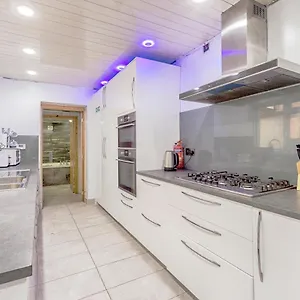Luxury 4 Bed House With Jacuzzi, We Take Deposits Holiday home