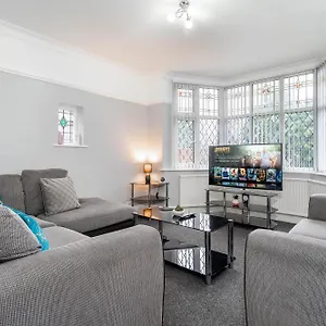 5 Bedroom House - 11 Guests - Garden - Wifi - Smart Tv - Rated - Large Driveway 4 Multiple Vehicles - Perfect For Contractors Holiday home